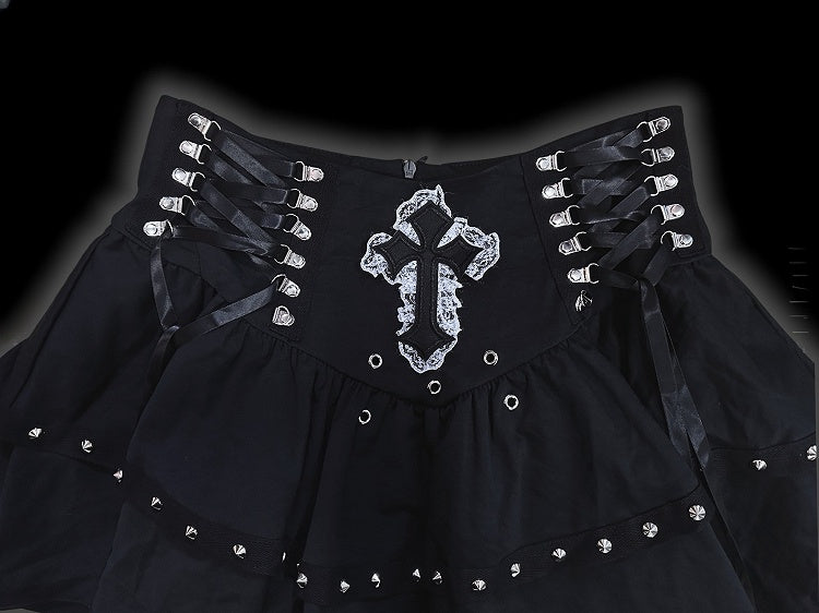 Gothic Punk Rock mit schwarzer Spitze und Kreuzapplikationen sowie Nietenakzenten und Schnürdetail