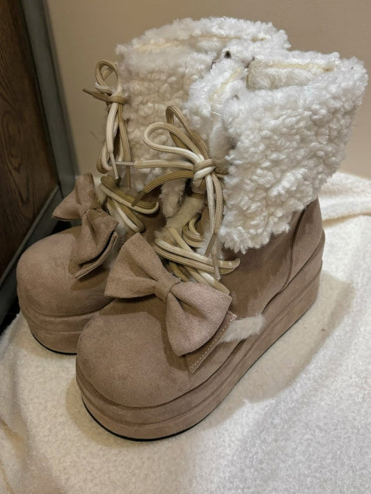 Khakifarbene Winterstiefel mit Plateausohle und Schleife und Fleecefutter