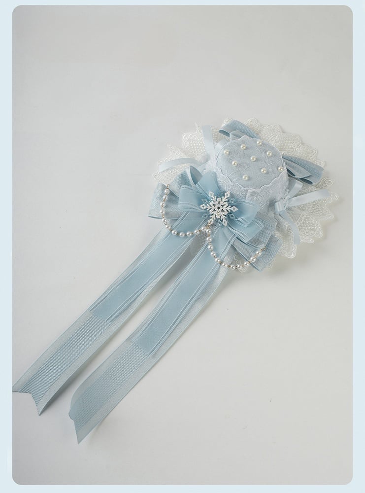 Blaue Schneeflocken-Minimütze mit großer Schleife, Spitzenbesatz und Perlenkette
