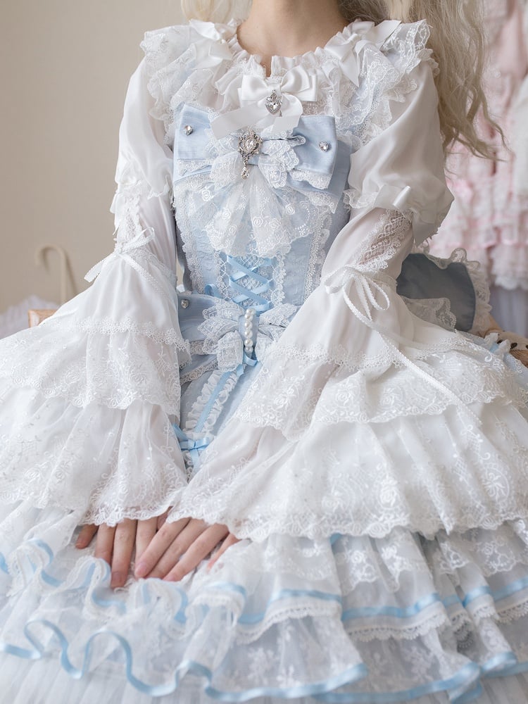 Weiße Bluse mit Glockenärmeln und Schleifenverzierung