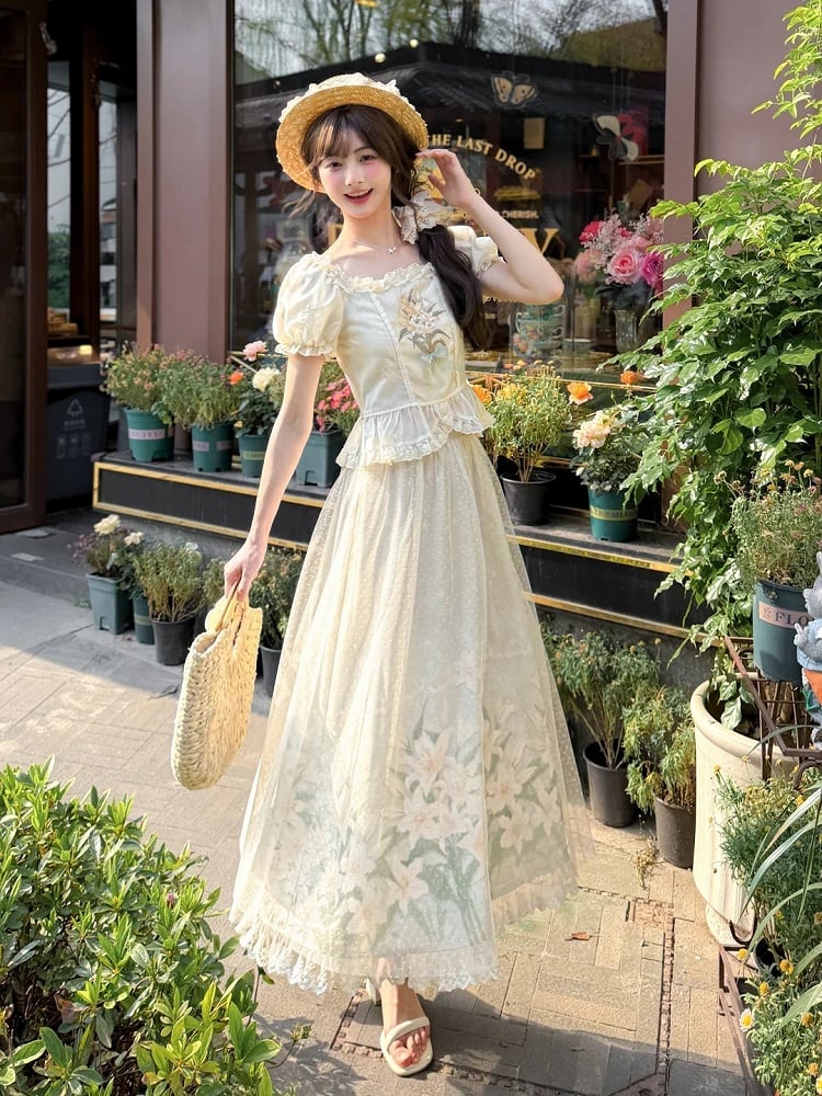 Beige quadratische Rüschenbluse mit Ausschnitt, Puffärmeln, Lilienstickerei und Spitze