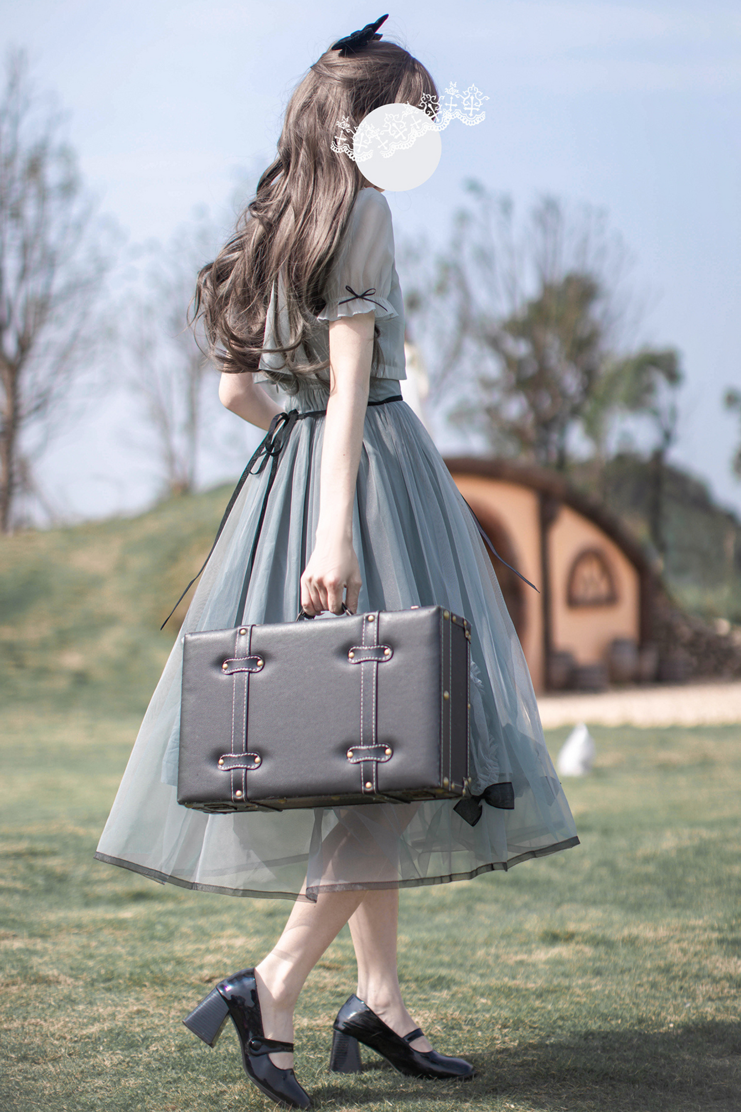brooch dress Nostalgic ribbon top + traveling Alice outer