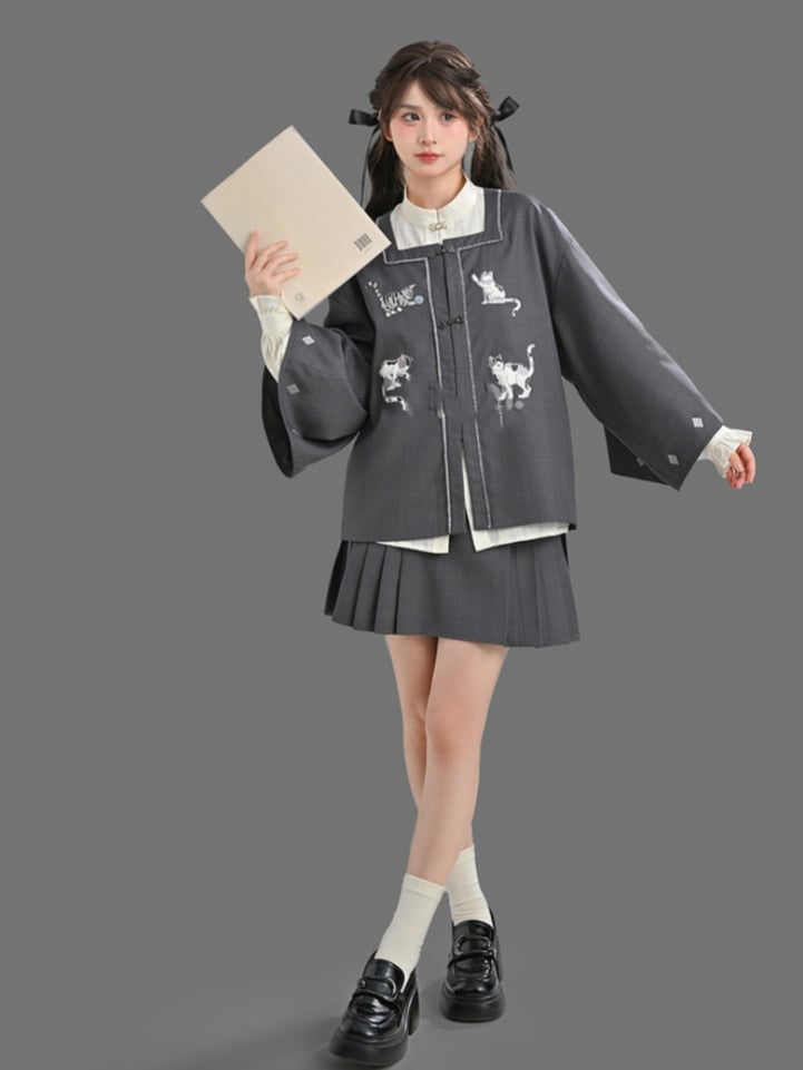 Grauer, oberschenkellanger Faltenrock mit Knotenknöpfen