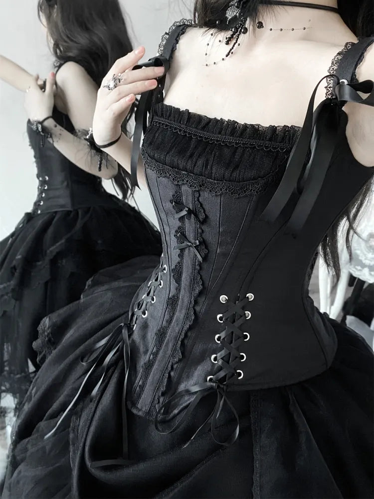 Schwarzes Korsett-Oberteil mit Schnürdetails und Stäbchen + Lolita-Rock mit mehreren Lagen und hohem Bund