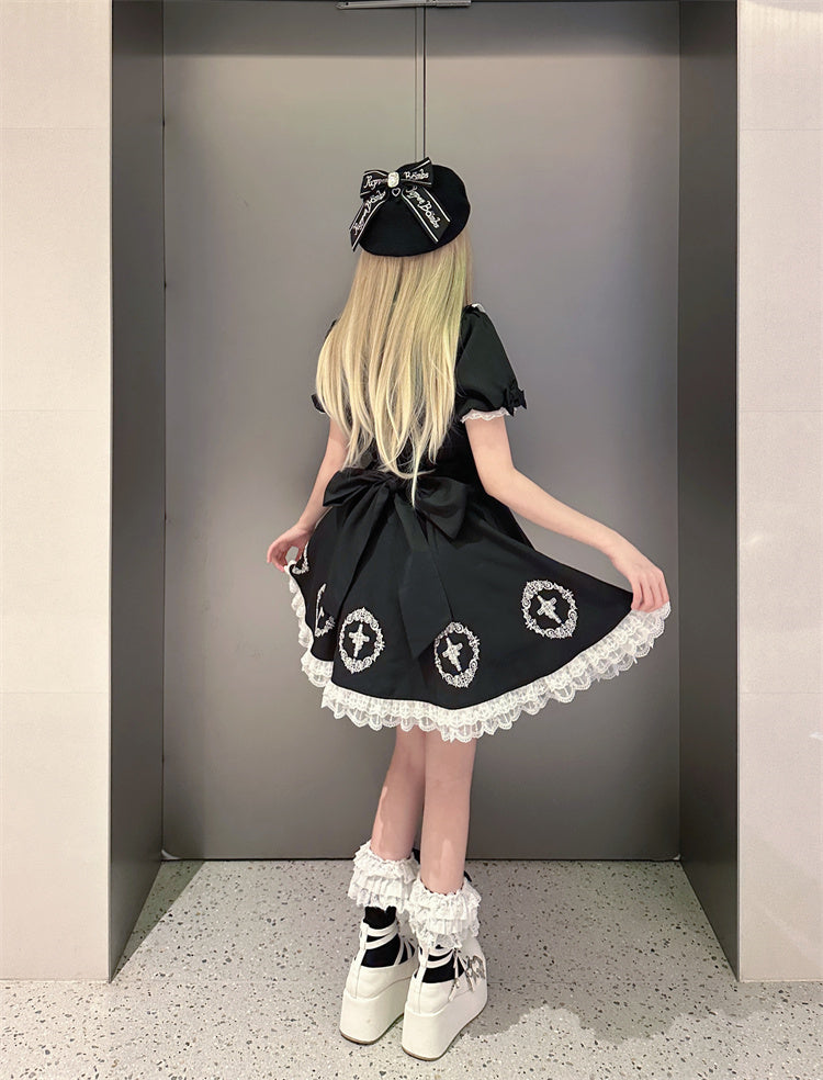 Robe croisée noire Jirai Kei à volants et bordure en dentelle avec traîne à gros nœud