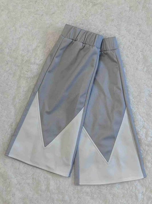 ホワイト&グレーのサイバーパンクフレアレッグウォーマー