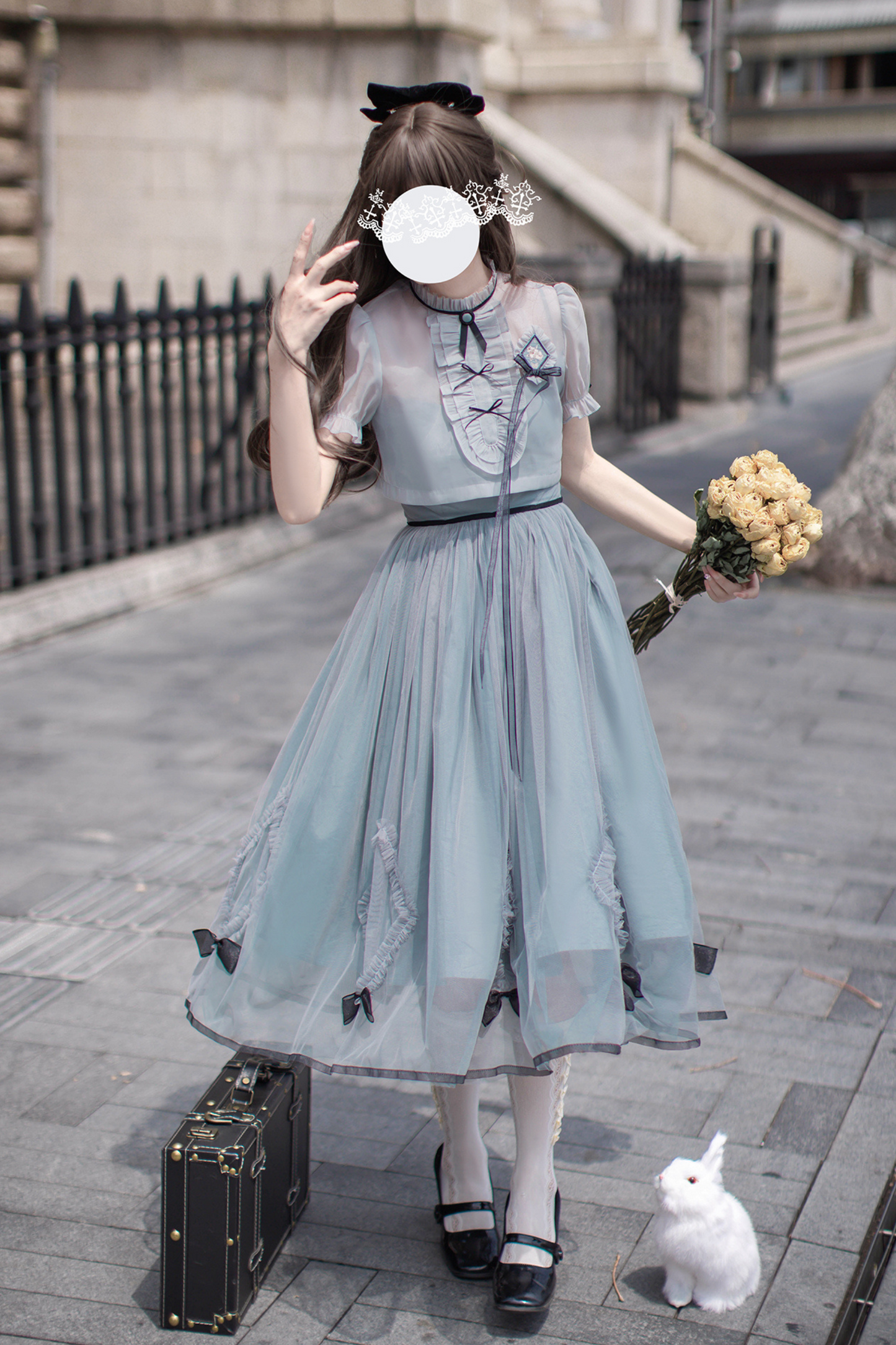 brooch dress Nostalgic ribbon top + traveling Alice outer