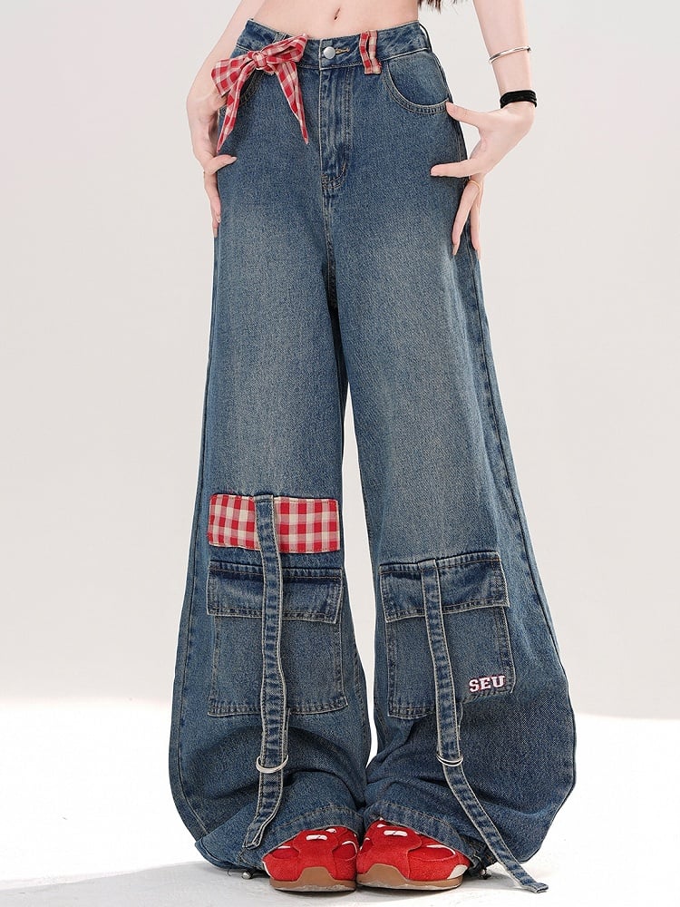 Blaue Jeans mit weitem Bein und abnehmbarer karierter Schleife und Cargotaschen