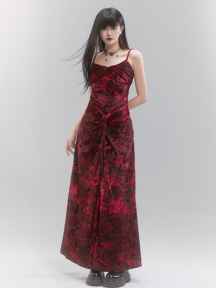 レッドベルベットのツイストディテールタイダイスパゲッティストラップドレス