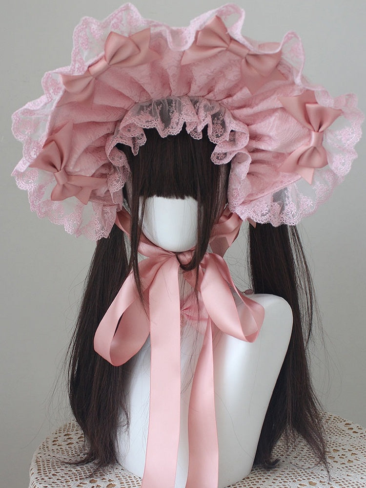 Bonnet rose avec détails en dentelle et nœud papillon