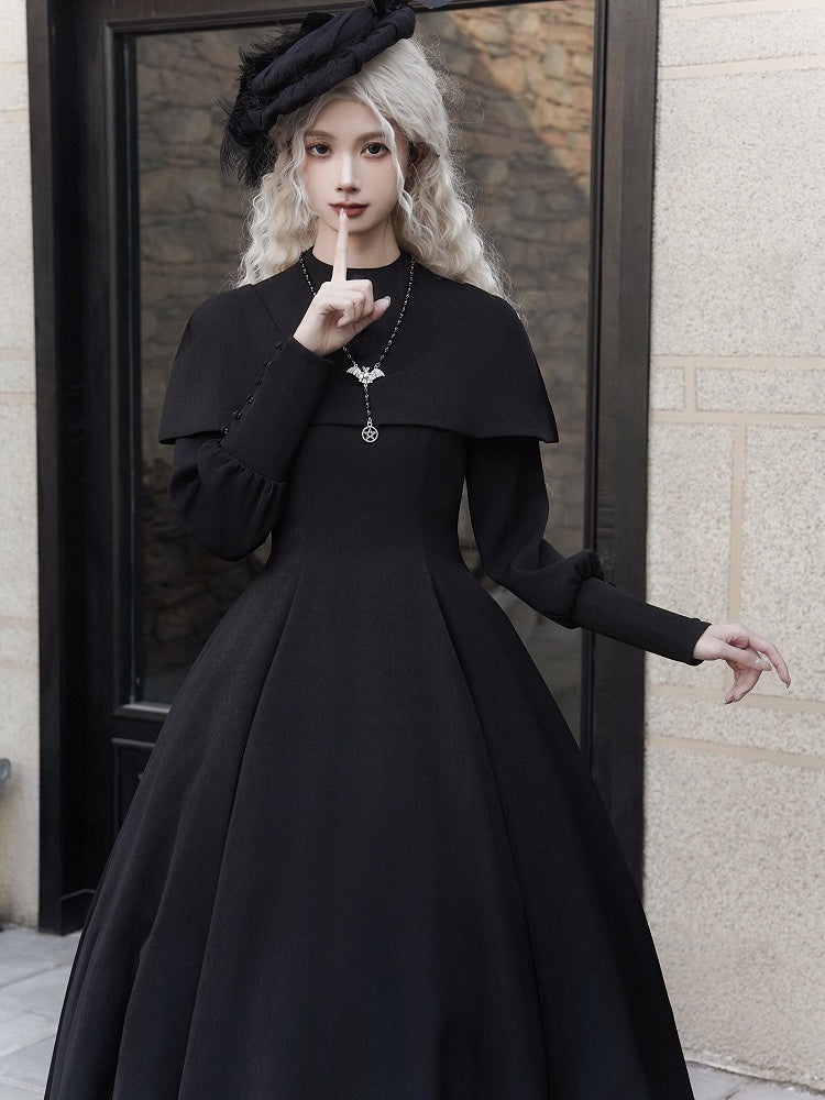 Robe noire élégante à manches longues et cape style gothique lolita