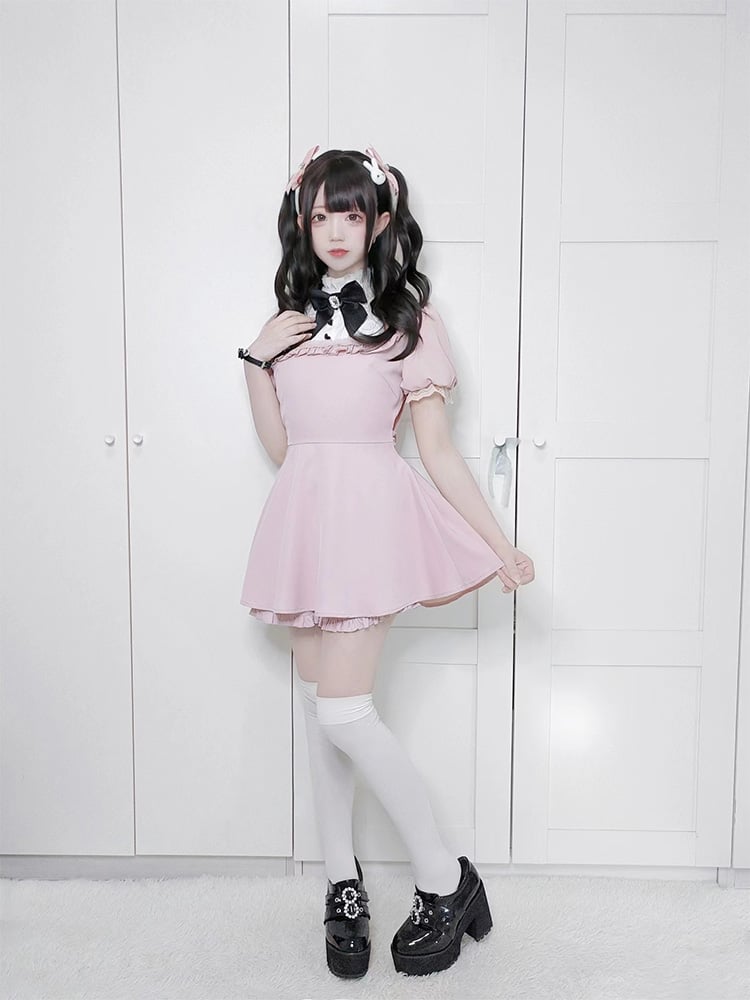 ピンクのフリルネックライン、レースカフスドレス、フリルトリムショーツ