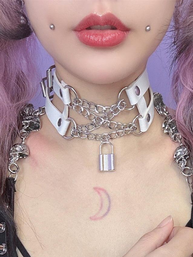 Schwarz/Weißes PU-Choker mit Y2K-Anhänger und Schlossdetail