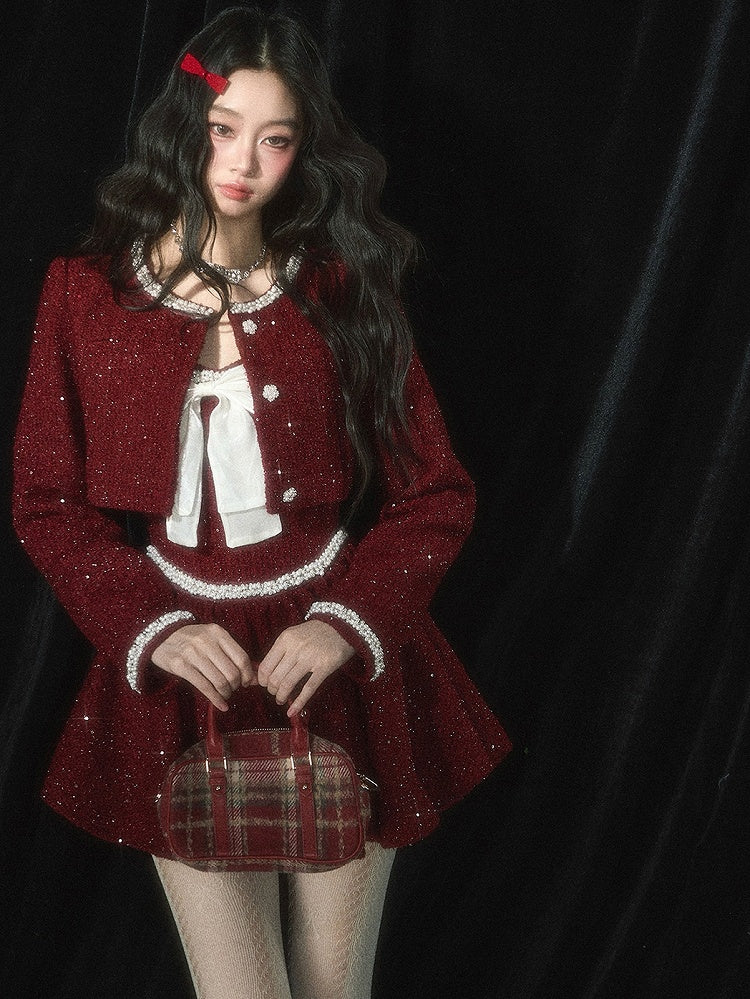 Weihnachtsrote kurze Tweedjacke mit Perlendetails