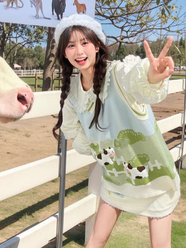 フロントにセルフタイストラップが付いたベージュの花柄ニットスカート