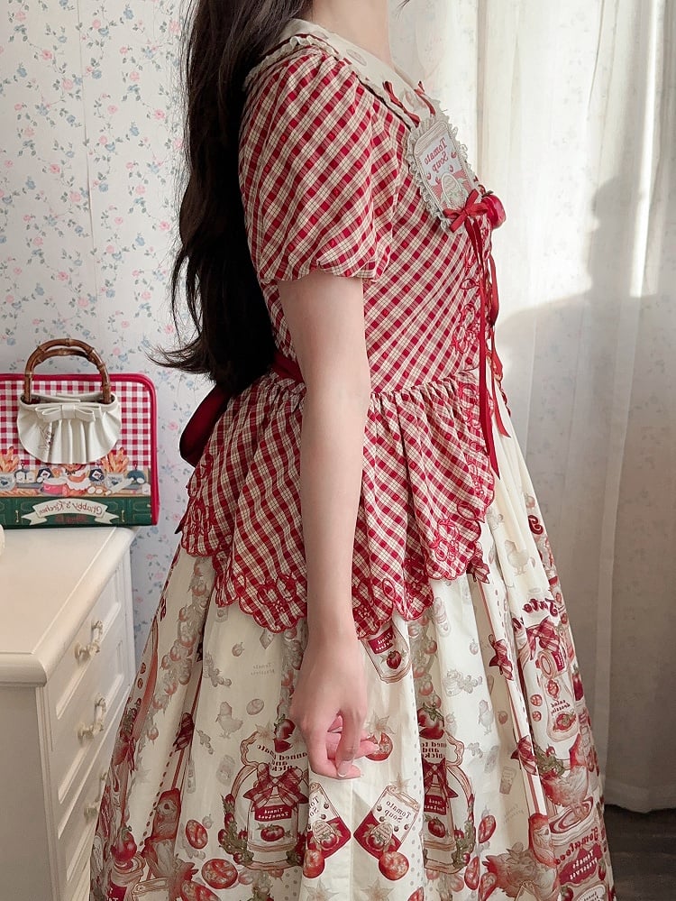 Rotes Country Lolita-Kurzkleid mit karierten Ärmeln und Muster und Aufdruck „Dosentomatoes“