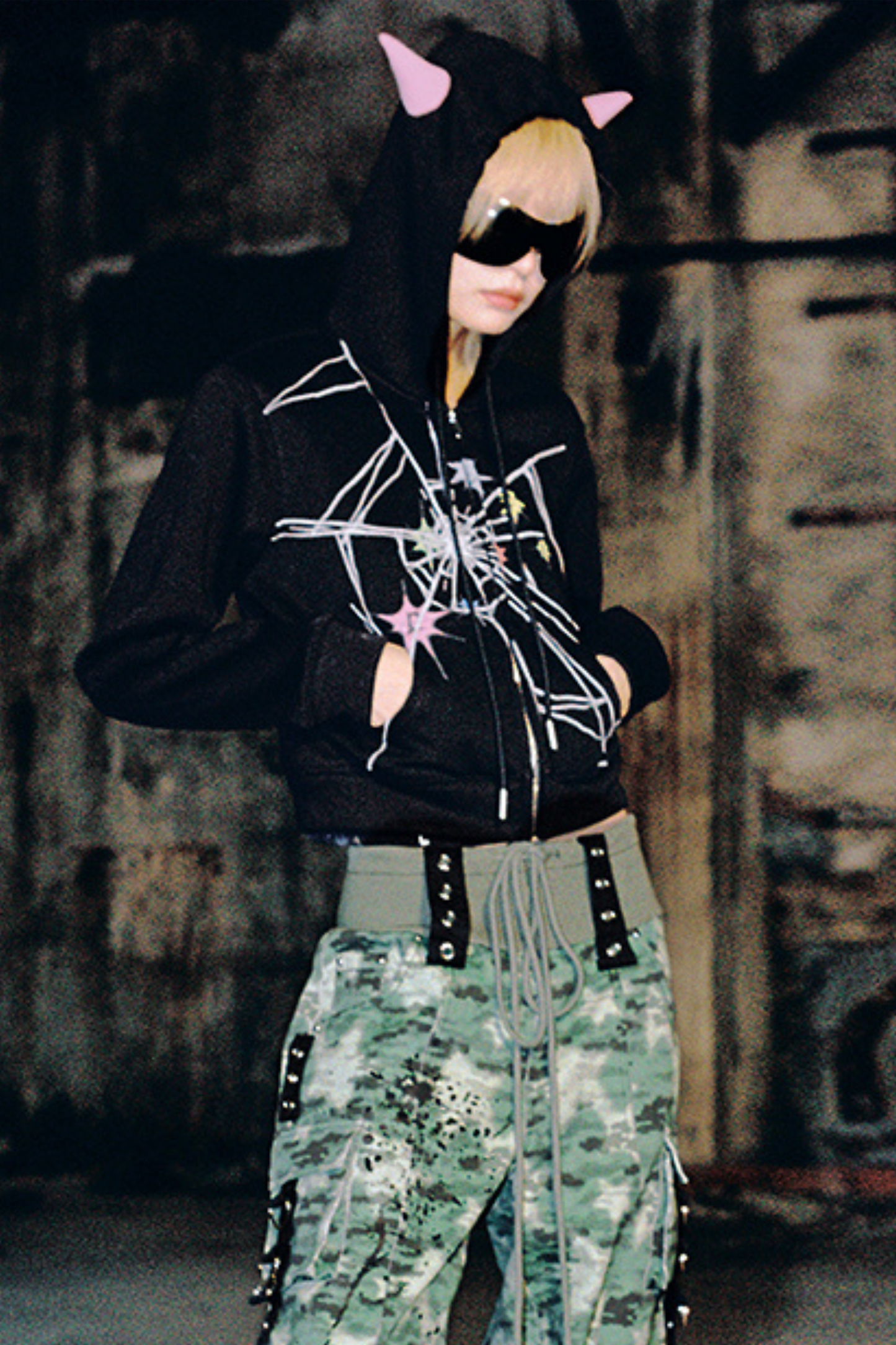 Devil Pointed Crackle Kapuzen-Kurzpullover