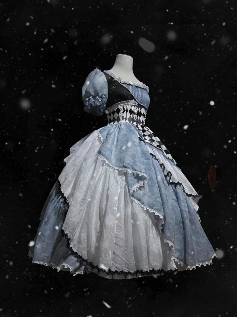 Asymmetrisches Karokleid „Alice im Wunderland“