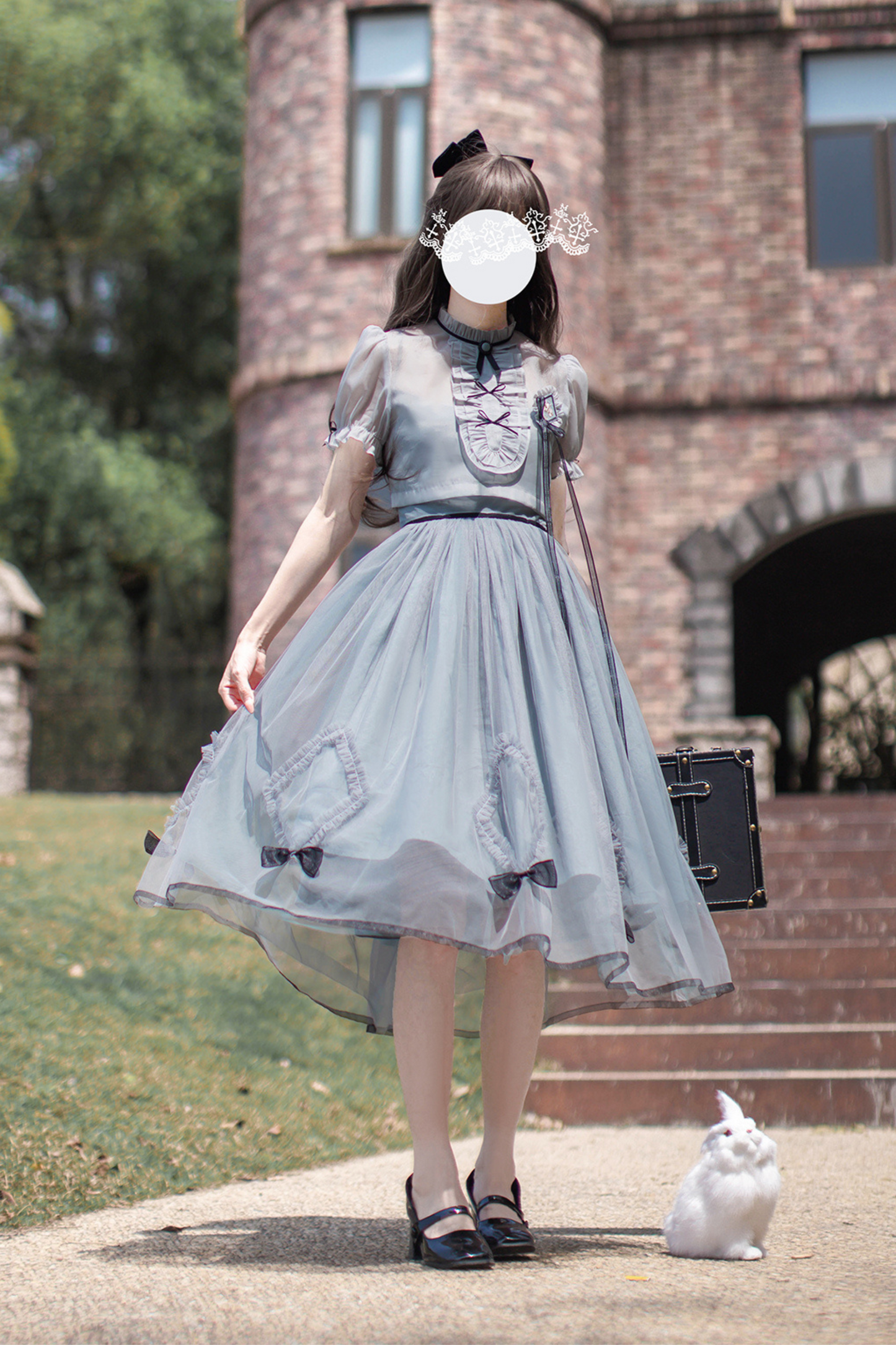 brooch dress Nostalgic ribbon top + traveling Alice outer