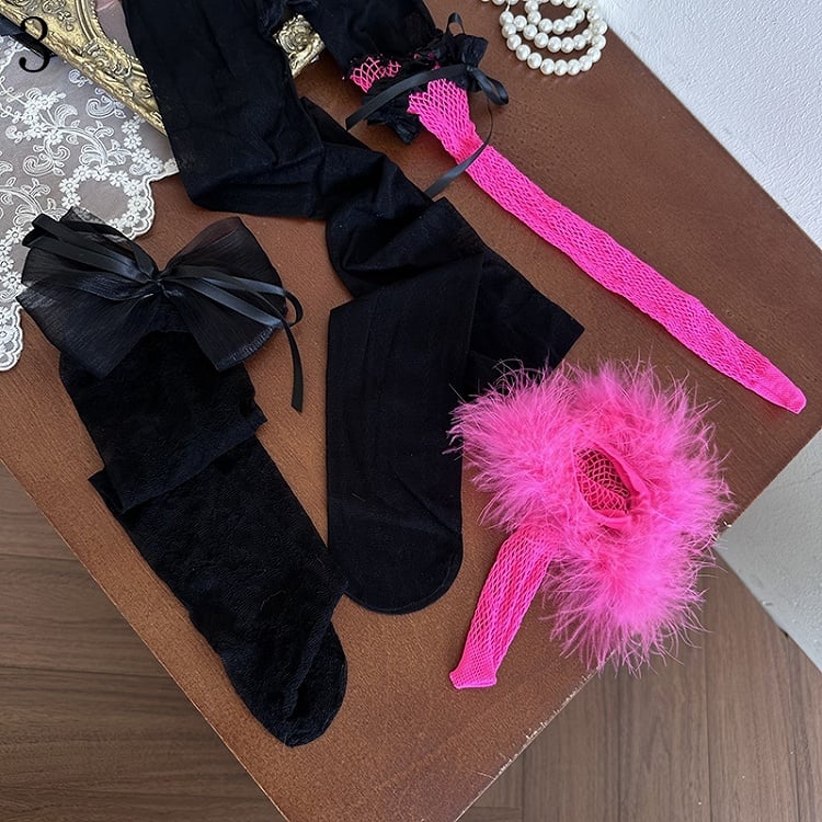 Asymmetrische schwarze Unterknee-Strumpfhose mit floraler Schleife/rosa Netzsocken/schwarze Strümpfe, Musterdesign, Federrosa
