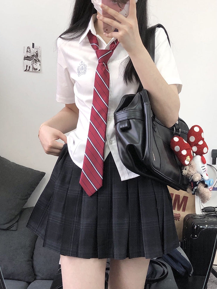 Preppy Besticktes Abzeichen-Shirt, kurz, JK-Stil, weiße Ärmel, Uniform