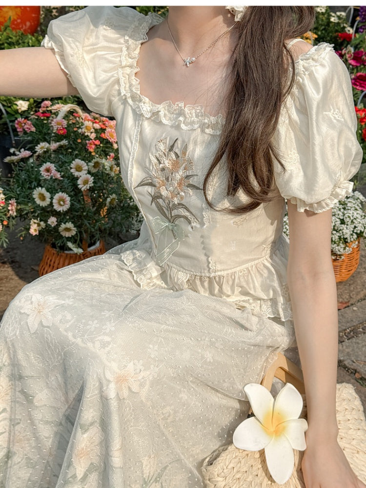 Beige quadratische Rüschenbluse mit Ausschnitt, Puffärmeln, Lilienstickerei und Spitze