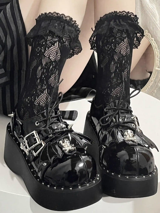 Y2K polierte schwarze Punk-Plateauschuhe mit Nietenschnalle und Fledermausflügeln