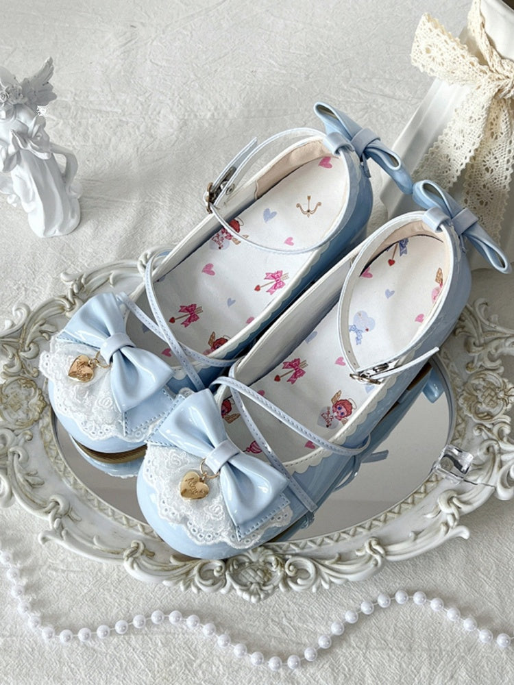 Charm-Schleifenbesatz oben, kreuz und quer, Baby-Design, blaues Spitzenherz
