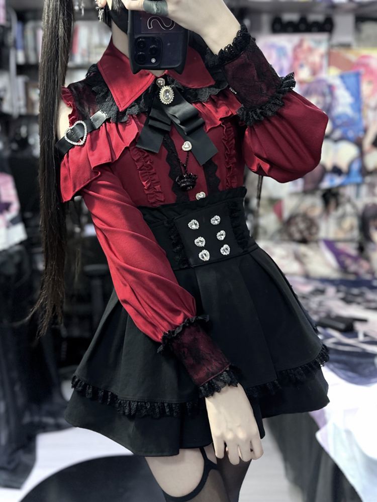 ダークレッドのハート型ボタン留めジライケイトップス(蝶ネクタイ付き)