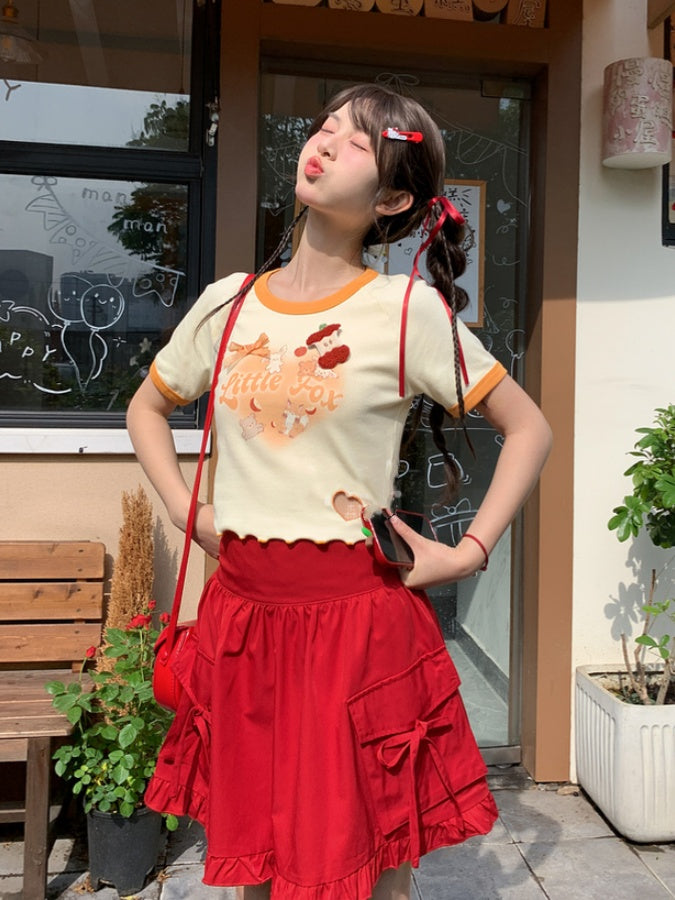 Gelbes T-Shirt mit Cartoon-Tierprint, Herzausschnitt und Apfelbrosche