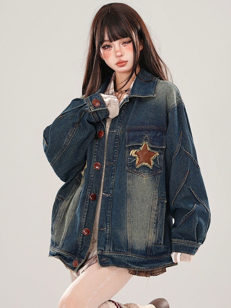 Jeansblaue Jacke mit Stern-Patches und verblasster Waschung