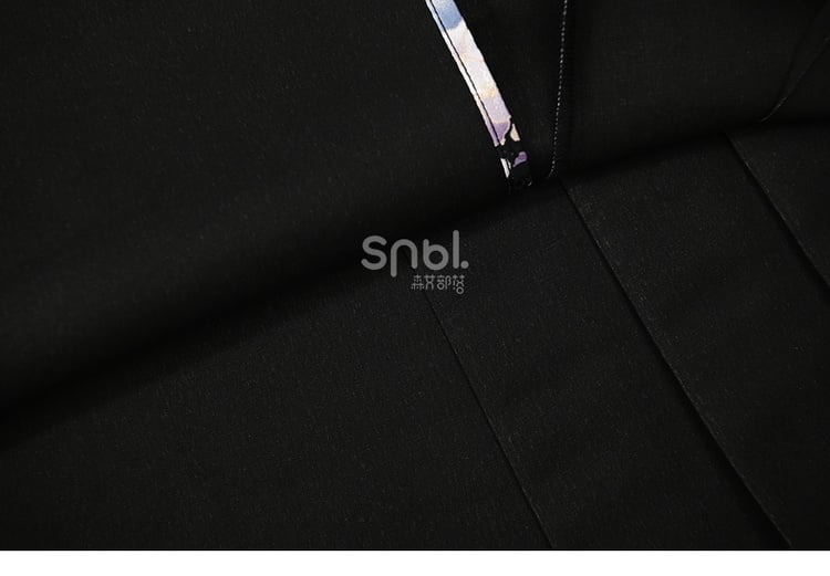 Schwarzer plissierter Midirock im Cheongsam-Stil mit Mondhasen-Motiv