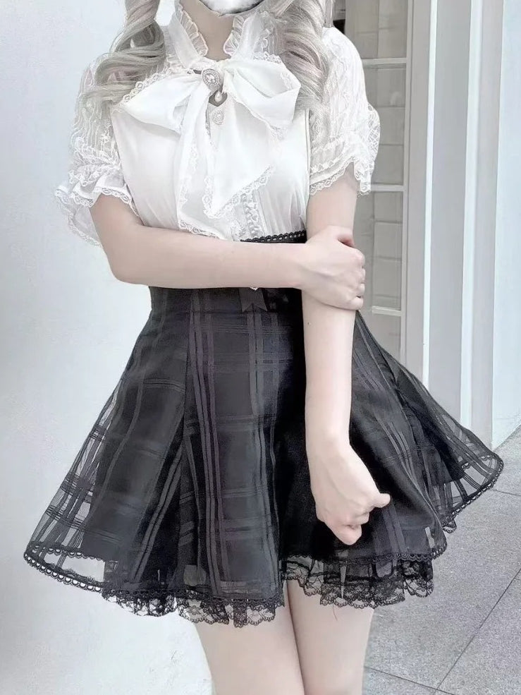 Chiffon und Details, weißer Ausschnitt, Spitzenbluse im Perlen-Jirai-Stil mit Schleife, Kei zum Selbstbinden
