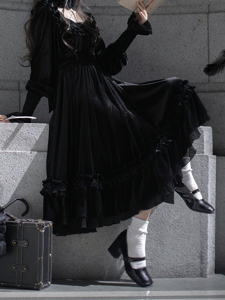 Quadratisches Kleid Samt Schwarz Eleganter Ausschnitt