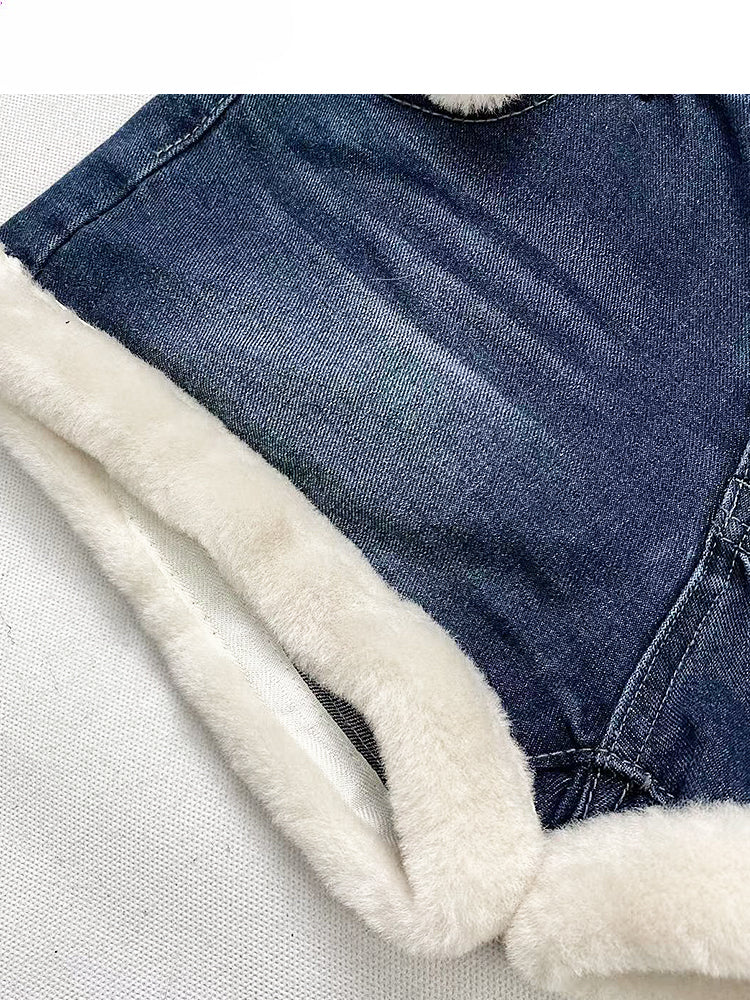 Dunkelblaue Jeansshorts mit weißem Plüschbesatz