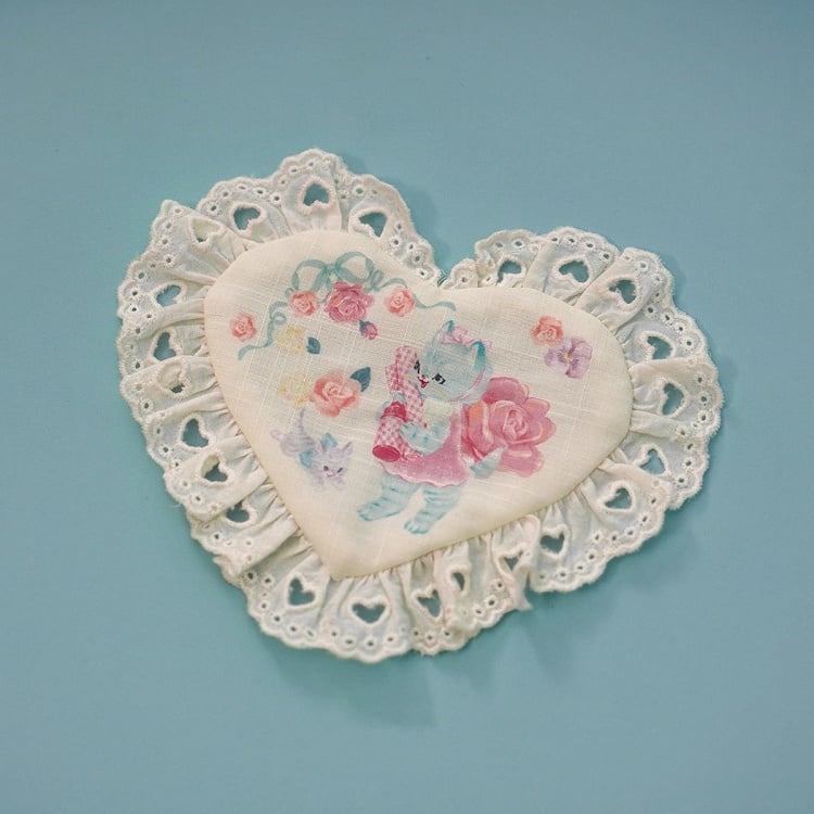 Print Heart-shaped Creamy Kitty Brooch