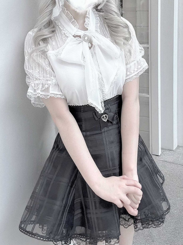 Chiffon und Details, weißer Ausschnitt, Spitzenbluse im Perlen-Jirai-Stil mit Schleife, Kei zum Selbstbinden