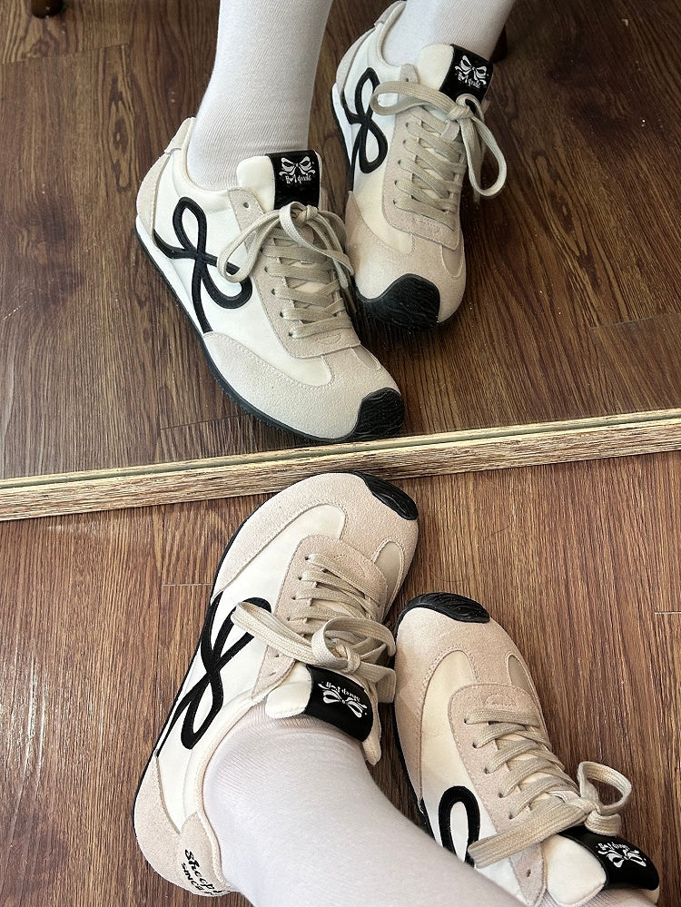 Weiße Sneakers mit Schnürung vorne und Schleife