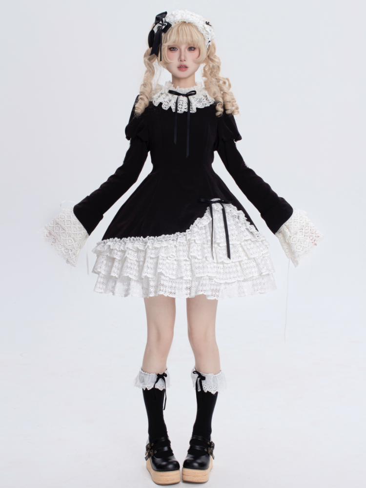 Robe Lolita à manches longues et col à volants noir et blanc