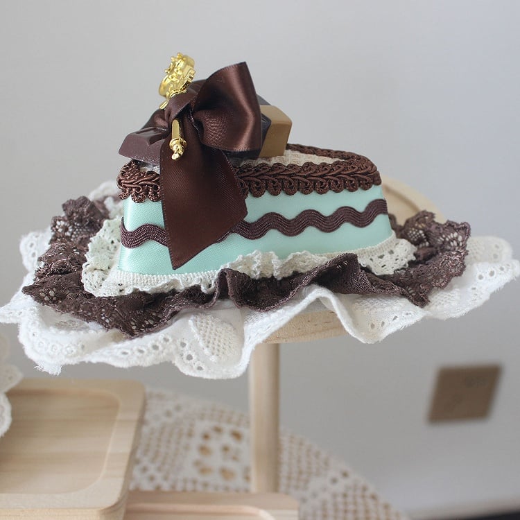 Löffelkuchenhut mit Spitze und Schleife, Mini- und verzierter Borte, Grünbraun, Schokolade