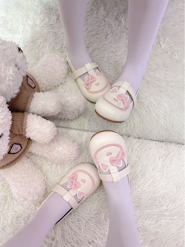 Flaches T-Shirt mit beigem Katzenpfoten-Süßem Lolita-Riemen, bestickten süßen Kätzchen-Schuhen