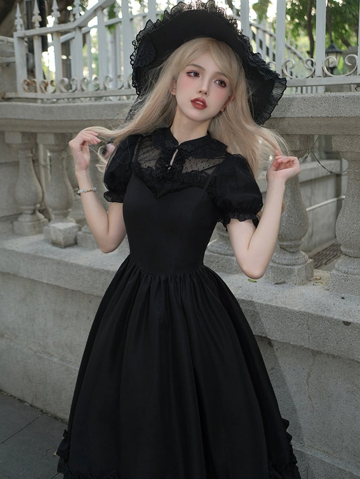 Schwarzes klassisches Lolita-Kleid mit dünnen Schulterträgern und gewelltem Ausschnitt