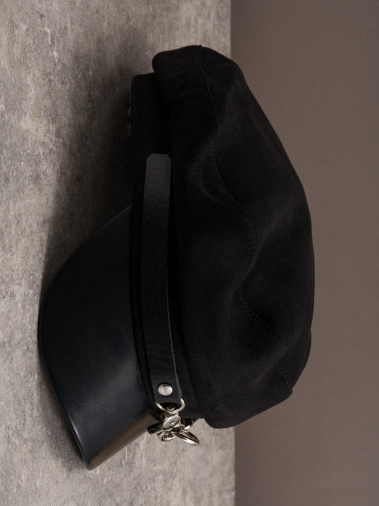 Baretthut mit Gothic-Schnallen in Schwarz