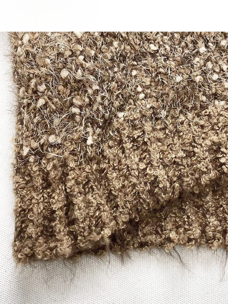 Khakifarbener Pullover mit V-Ausschnitt und Schal