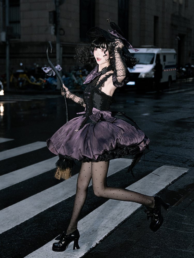 Jupe bulle noire et violette avec ailes de chauve-souris dans le dos
