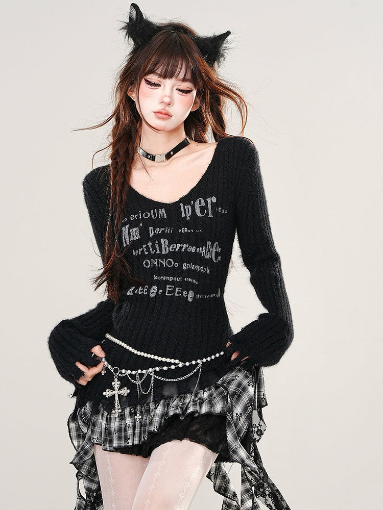 Pull slim à col en V asymétrique avec lettres roses et noires