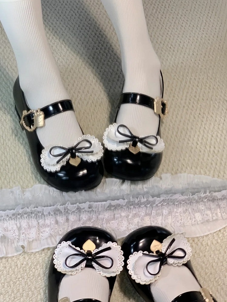 Süße schwarze Lolita-Kuchenschuhe mit Herzschleife und niedrigem Absatz und mehrschichtigem Akzent