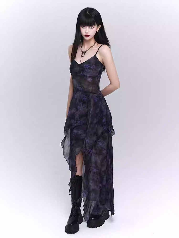Robe camisole glamour à ourlet asymétrique et fleurs noires et violettes
