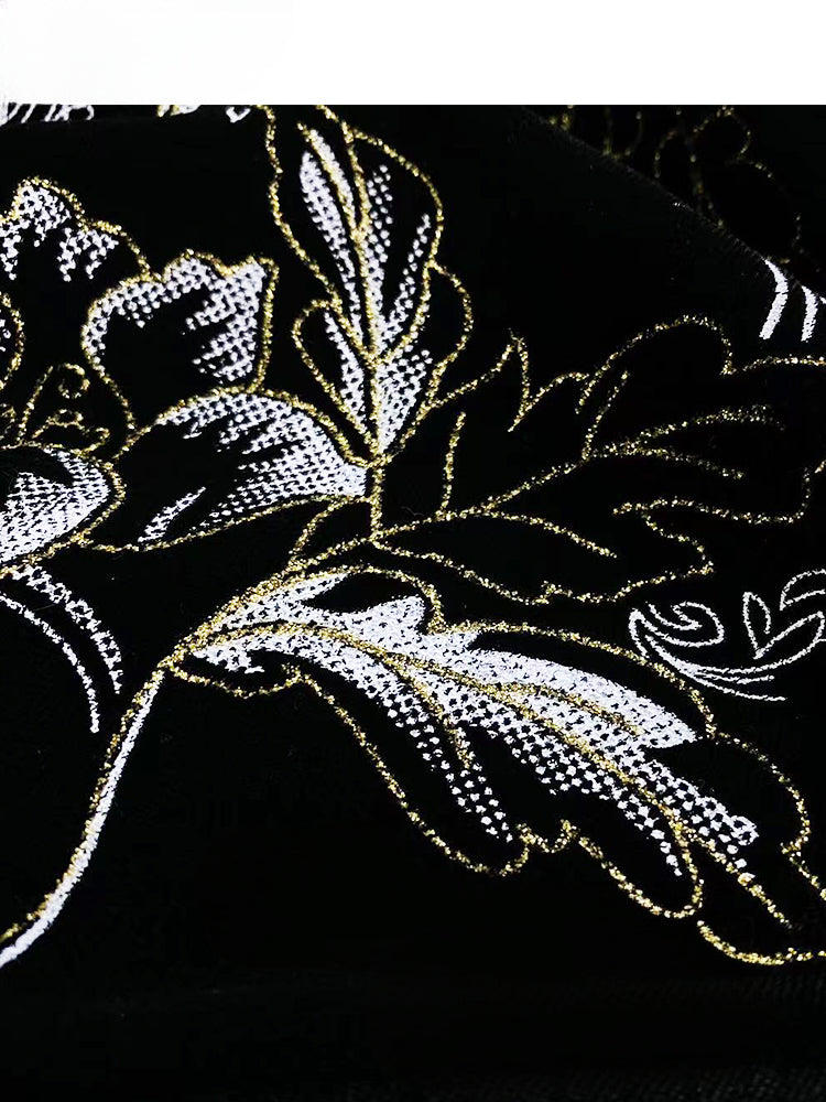 Robe Qipao en velours noir avec broderie florale et détails découpés, bouton et nœud
