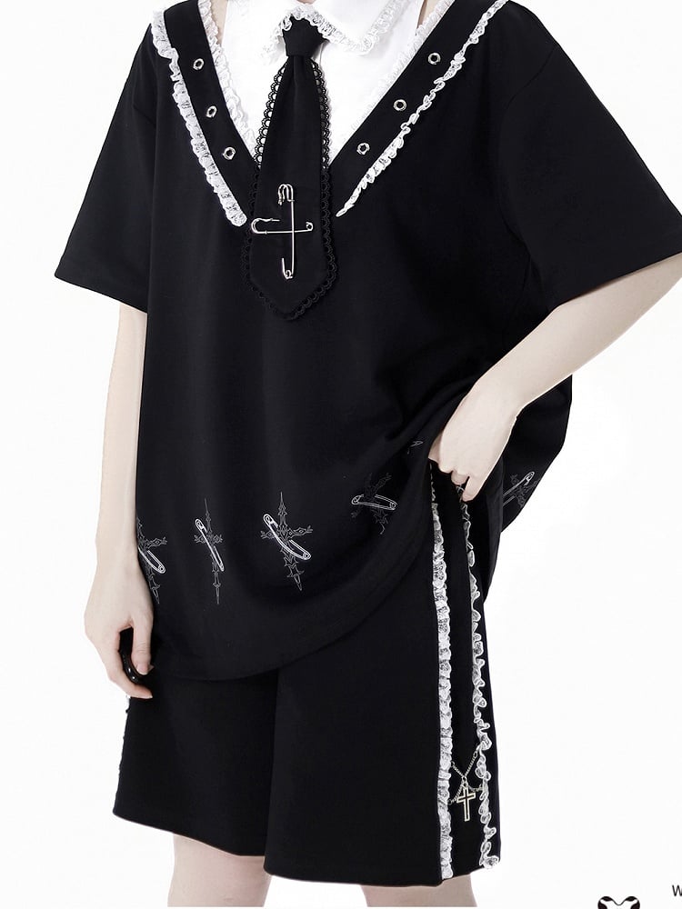 Spitze, schwarze Shorts mit elastischer Taille und kontrastierendem Besatz und Kreuzanhängern